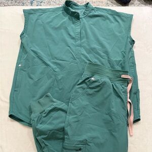 Figs Scrub Set in Eucalyptus 2 Pocket Rafaela Top and Zam Joggers F17 PO 3658